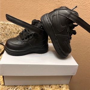 Nike Air Force 1’s black